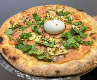 2. Salmone affumicato, crema di avocado, cipolla caramellata e prezzemolo