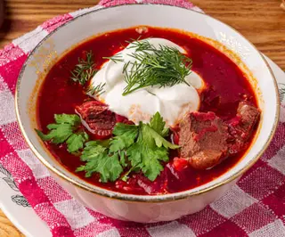 Борщ с говядиной и сметаной (480г)