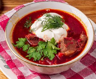 Борщ с говядиной и сметаной (480г)