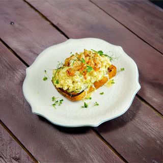 Френч тост с креветками карри, гуакамоле и скремблом(350г)