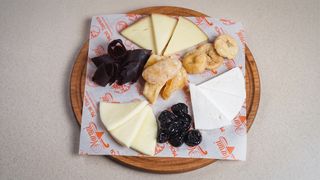 Грузинские Сыры И Сладости К Вину (300 г)