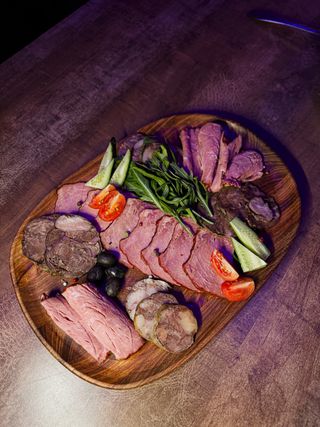 Мясная тарелка (320г)