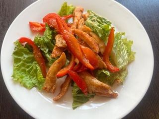 Теплый салат с курицей (200г)