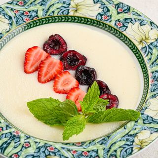 Манная каша с клубникой и сезонными фруктами(260г)