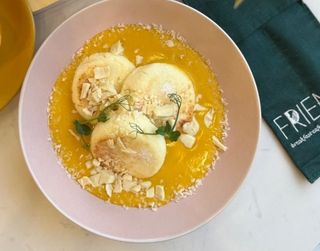 Сырники на манговом пюре (150г)