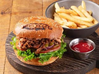 Американский с рваной свининой (640г)