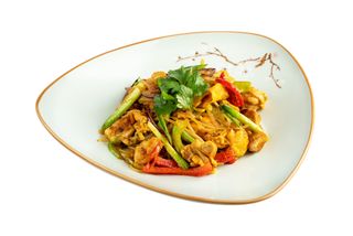 Пряная лапша с курицей и овощами (300г)