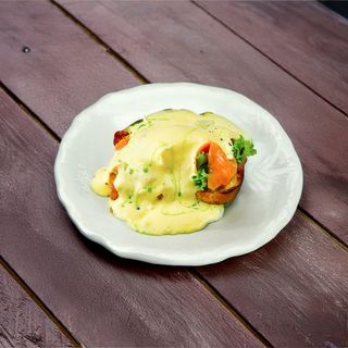 Бриошь с лососем и соусом Голландез(300г)
