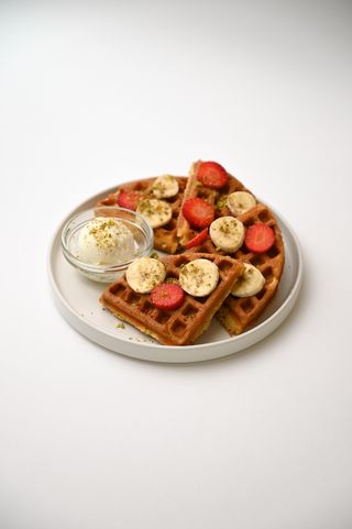 Вафли с мороженым и ягодами (300г)