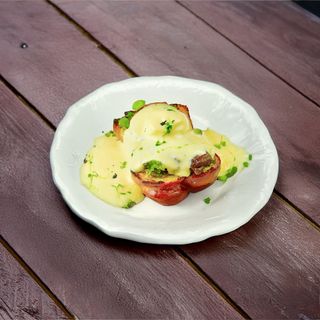 Бриошь с ломтиками телятины, яйцом пашот и соусом Голландез(320г)