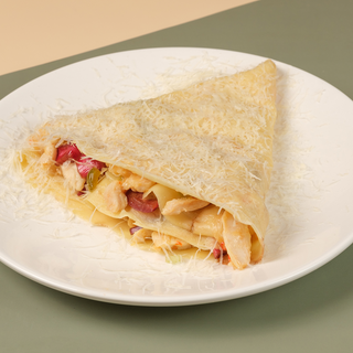 კრეპი ქათმის ხორცით და ტკბილ-ცხარე სოუსით