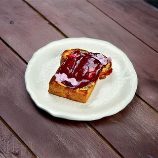 Бриошь с арахисовой пастой и малиновым джемом(230г)