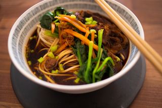 36 noodles in brodo con verdure e carne