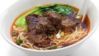 36a Noodles in brodo con manzo