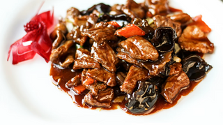 Баранина вок с черными грибами (300г)