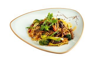 Китайская лапша с жареной говядиной (300г)