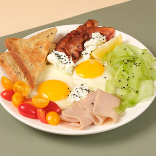 ინგლისური საუზმე შემწვარი კვერცხით და ბეკონით