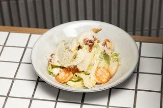 Цезарь с креветками (235г)