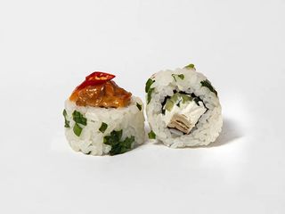 Острый ролл с лососем и перчиком чили (310г)