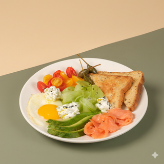 ინგლისური საუზმე შებოლილი ორაგულით და შემწვარი კვერცხით