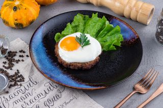 Бифштекс с яйцом (180г)