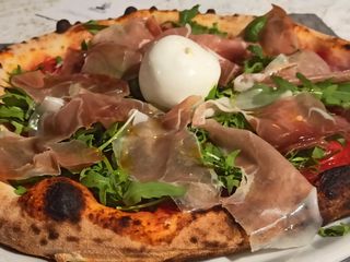 3. Bordo ricotta, pomodoro, mozzarella, prosciutto crudo e pesto