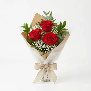 3 Rose confezionate con gypsophila e verde 