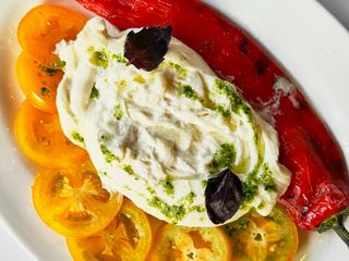 Буррата с томатами и печеным перцем Рамиро (350г)