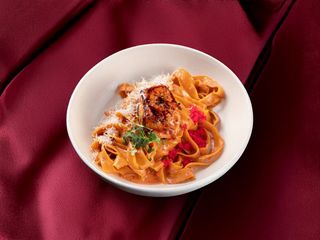 Фетучини с запеченным лососем (280г)