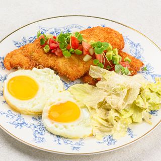 Шницель с глазуньей и салатом(260г)