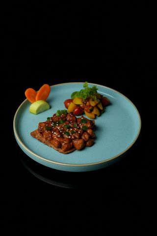 41. Куринный стейк с черным соусом (120г)