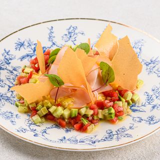 Сырный скрембл с овощным салатом и индейкой(200г)