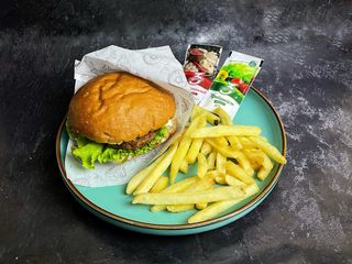 Гамбургер Куриный+компот 0.5 в подарок