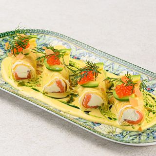 Ролл из омлета с лососем и авокадо(150г)