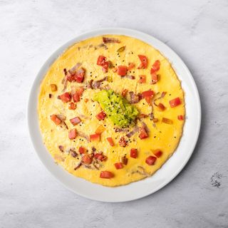 Omlet sa slaninom, avokadom, i paprikom