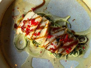 Салат с угрем и спагетти из огурца (208г)