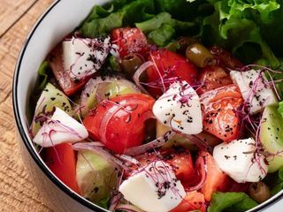 Свежий салат с моцареллой (190г)