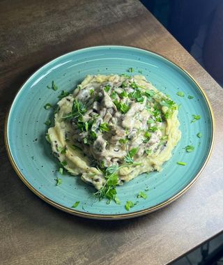 Бефстроганов с картофельным пюре и грибами (360г)