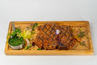 Ти-бон из конины с соусом чимичури (500г)