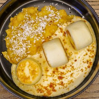 Сырники с конфитюром манго и кокосовым соусом(230г)