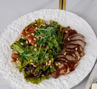 Фирменный салат с утиной грудкой и кедровыми орешками (260г)
