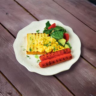 Скрембл на тосте с молочными сардельками(370г)
