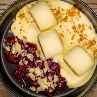 Сырники с кокосовым соусом и вишневым конфитюром(230г)