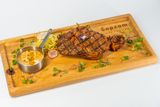Стейк Рибай из говядины со сливочным соусом из черного перца (550г)