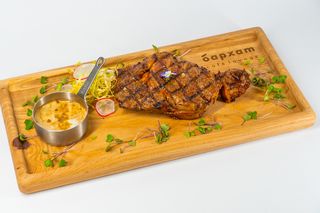 Стейк Рибай из говядины со сливочным соусом из черного перца (550г)