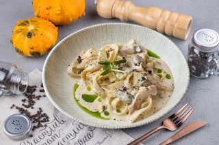 Паста с курицей и грибами в сливочном соусе (350г)