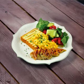 Скрембл на тосте с курицей Sous vide и овощным салатом(370г)