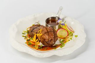 Медальоны из говядины Блэк Ангус с соусом из красного вина (250г)