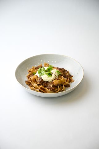 Феттуччине с щечками и муссом из пармезана (250г)