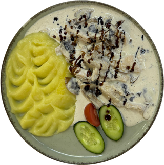 Курица с грибами под сливочным соусом(400г)